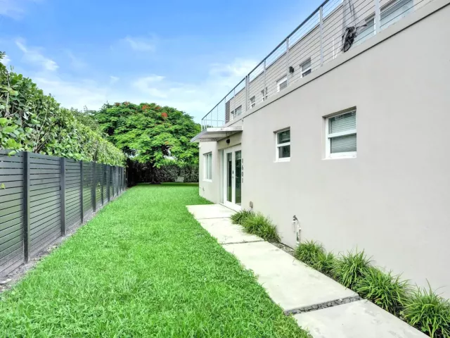 3-bedroom home for rent in Fort Lauderdale - 1601 NW 6th Avenue - MondialRealty