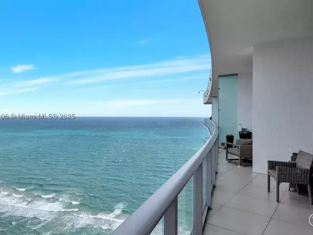 2-bedroom condo for rent in Hollywood - 4111 S Ocean Dr PH4106 - MondialRealty