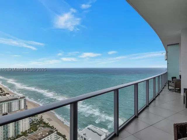2-bedroom condo for rent in Hollywood - 4111 S Ocean Dr PH4106 - MondialRealty