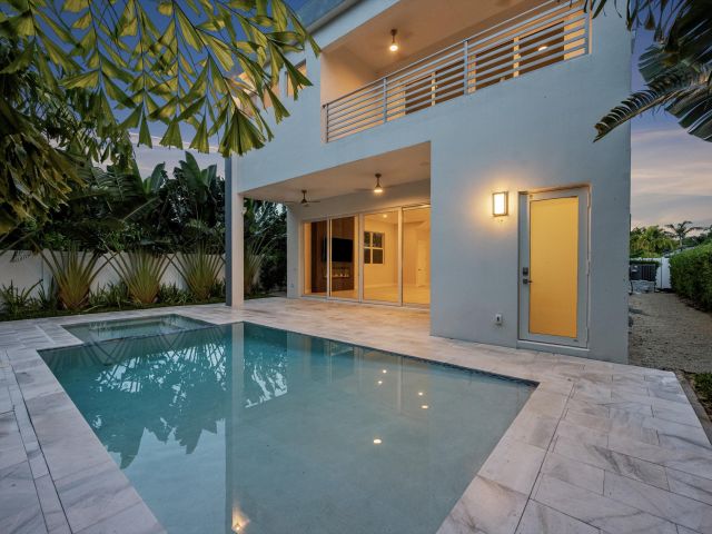 Home for sale at 827 N Lake Avenue - photo 6532557