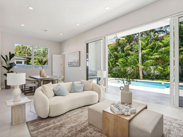 Home for sale at 827 N Lake Avenue - photo 6532561