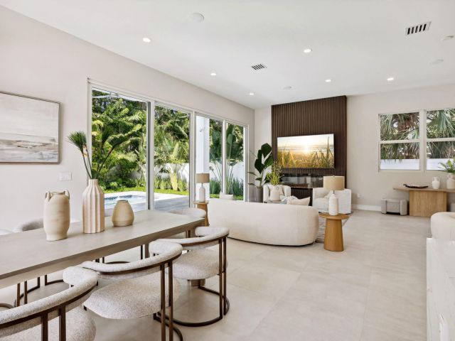 Home for sale at 827 N Lake Avenue - photo 6532563