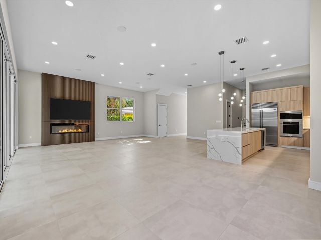 Home for sale at 827 N Lake Avenue - photo 6532564