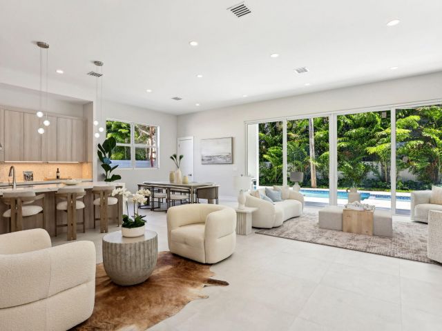 Home for sale at 827 N Lake Avenue - photo 6532570