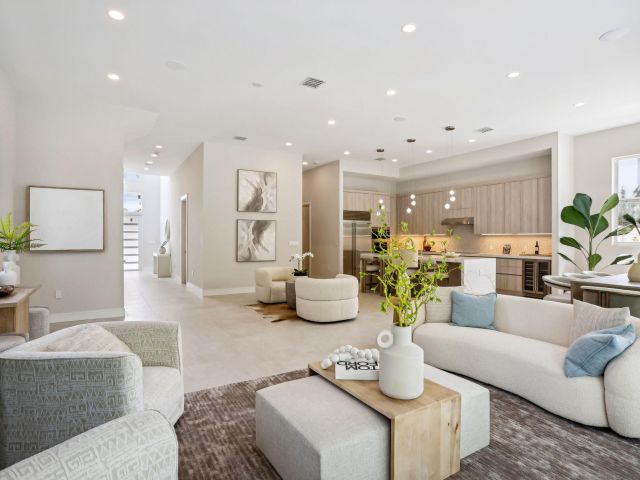 Home for sale at 827 N Lake Avenue - photo 6532571