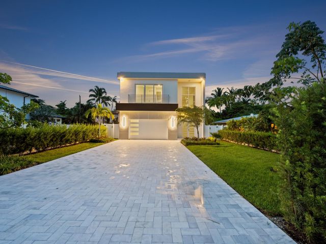 Home for sale at 827 N Lake Avenue - photo 6532572