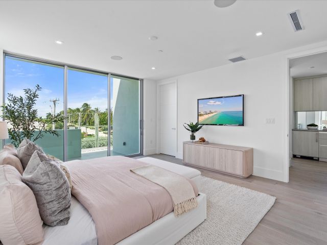 Home for rent at 1070 Del Harbour Drive - photo 6532575