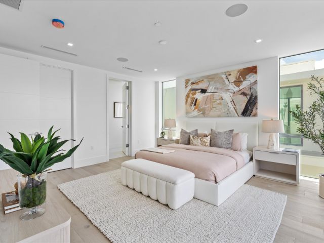 Home for rent at 1070 Del Harbour Drive - photo 6532576