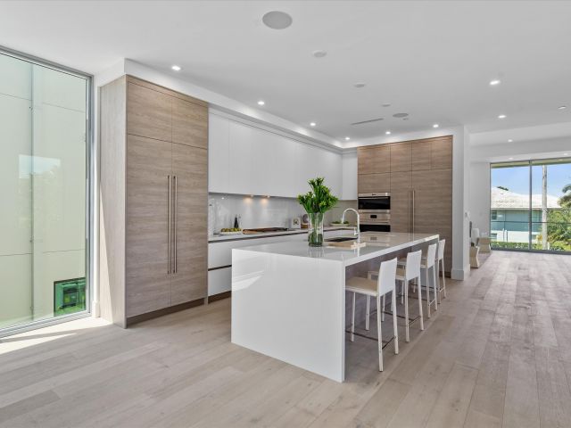 Home for rent at 1070 Del Harbour Drive - photo 6532581