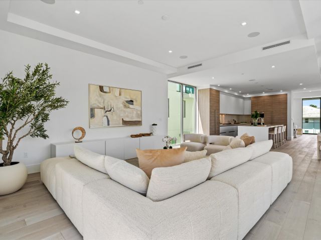 Home for rent at 1070 Del Harbour Drive - photo 6532583