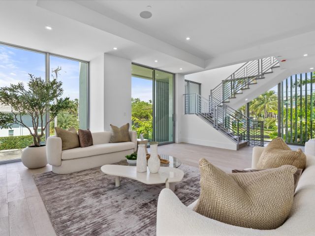 Home for rent at 1070 Del Harbour Drive - photo 6532590