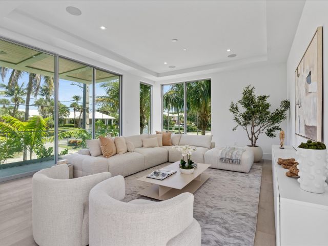 Home for rent at 1070 Del Harbour Drive - photo 6532593