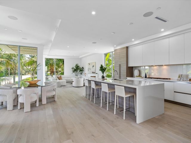 Home for rent at 1070 Del Harbour Drive - photo 6532594