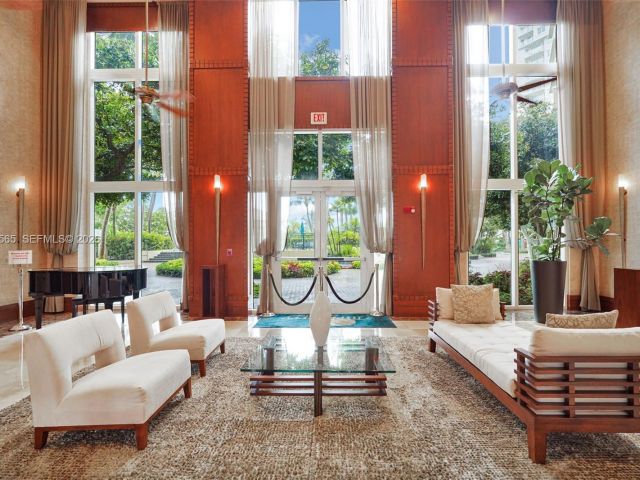 2-bedroom condo for sale in Aventura - 19501 W Country Club Dr 207 - MondialRealty