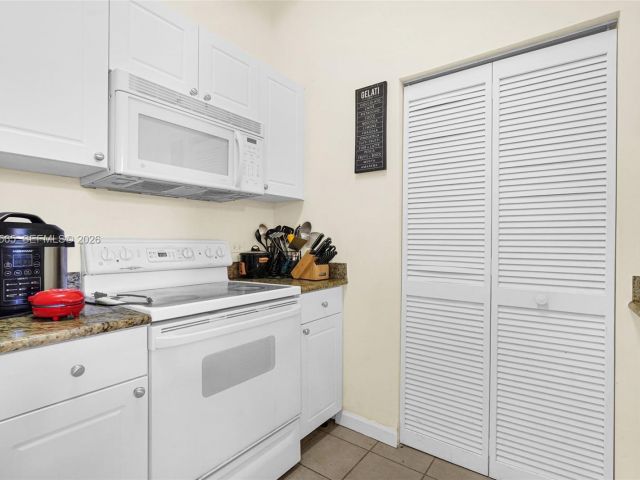 2-bedroom condo for sale in Aventura - 19501 W Country Club Dr 207 - MondialRealty