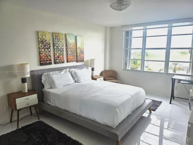 2-bedroom condo for rent in Miami Beach - 5161 Collins Ave 707 - MondialRealty