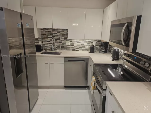 2-bedroom condo for rent in Miami Beach - 5161 Collins Ave 707 - MondialRealty