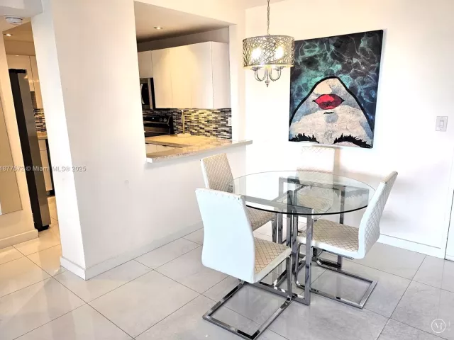2-bedroom condo for rent in Miami Beach - 5161 Collins Ave 707 - MondialRealty