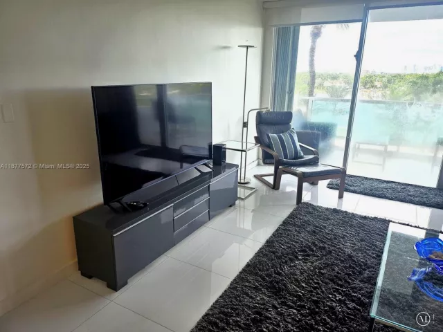 2-bedroom condo for rent in Miami Beach - 5161 Collins Ave 707 - MondialRealty