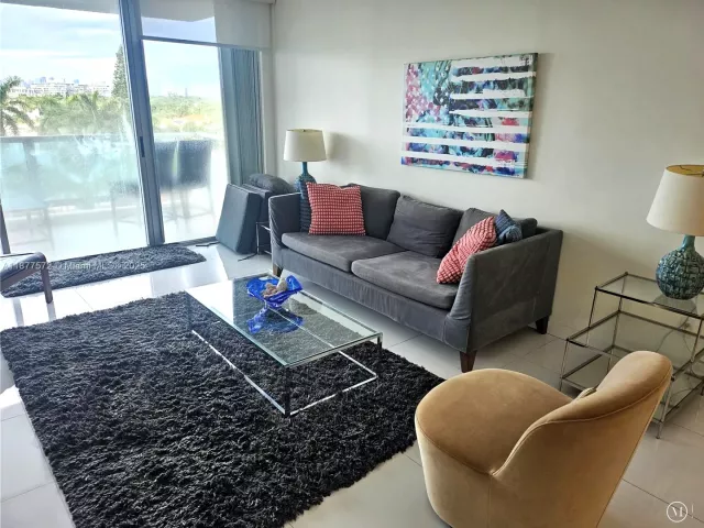 2-bedroom condo for rent in Miami Beach - 5161 Collins Ave 707 - MondialRealty