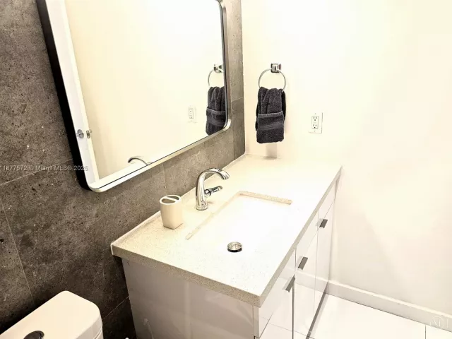 2-bedroom condo for rent in Miami Beach - 5161 Collins Ave 707 - MondialRealty