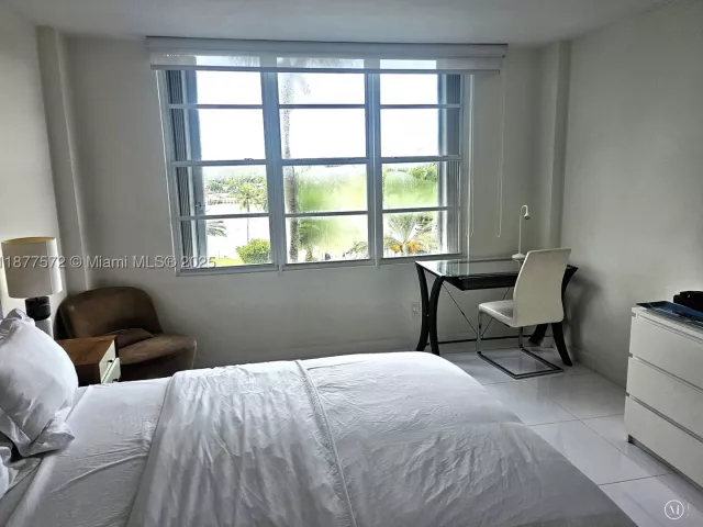 2-bedroom condo for rent in Miami Beach - 5161 Collins Ave 707 - MondialRealty
