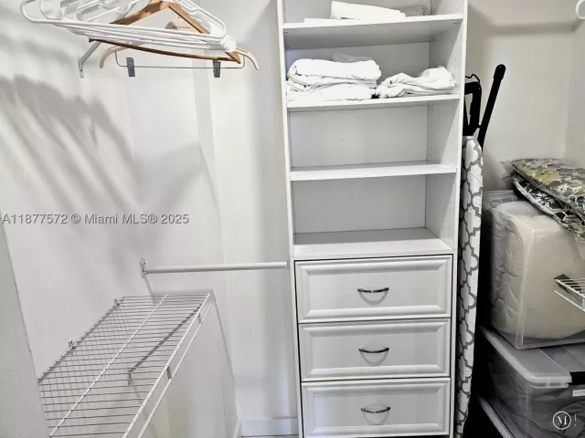 2-bedroom condo for rent in Miami Beach - 5161 Collins Ave 707 - MondialRealty