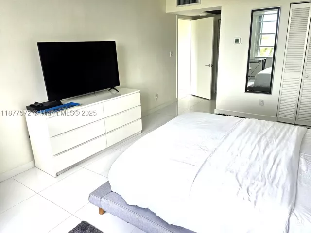 2-bedroom condo for rent in Miami Beach - 5161 Collins Ave 707 - MondialRealty