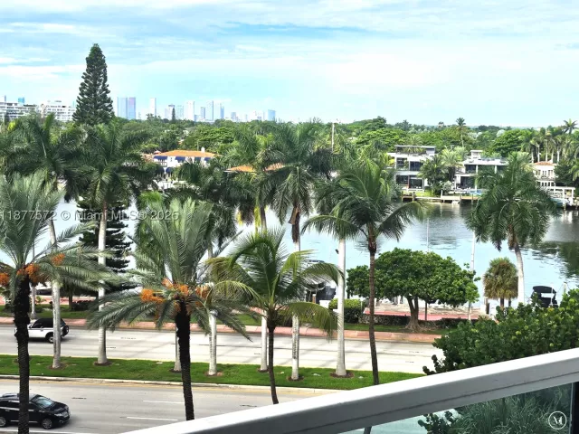 2-bedroom condo for rent in Miami Beach - 5161 Collins Ave 707 - MondialRealty