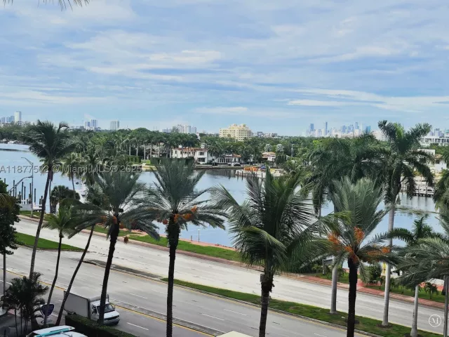 2-bedroom condo for rent in Miami Beach - 5161 Collins Ave 707 - MondialRealty
