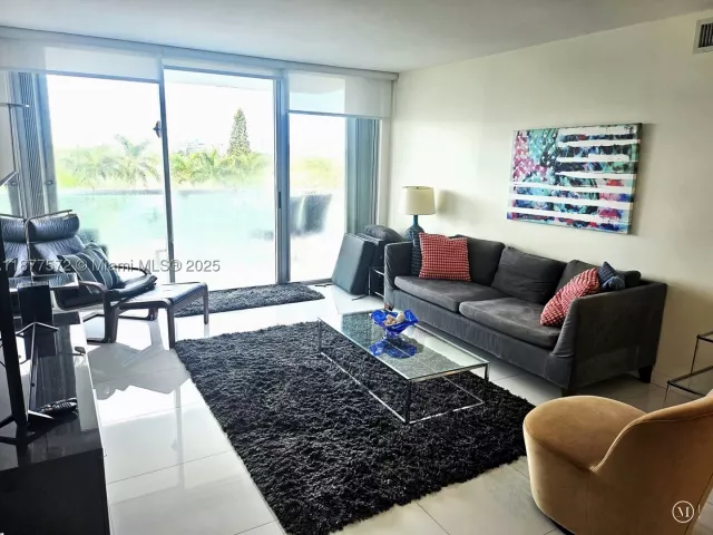 2-bedroom condo for rent in Miami Beach - 5161 Collins Ave 707 - MondialRealty