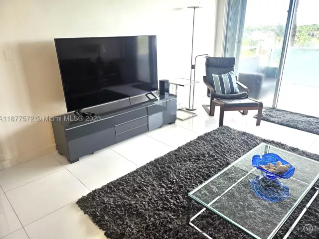 2-bedroom condo for rent in Miami Beach - 5161 Collins Ave 707 - MondialRealty