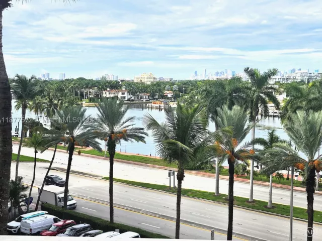 2-bedroom condo for rent in Miami Beach - 5161 Collins Ave 707 - MondialRealty