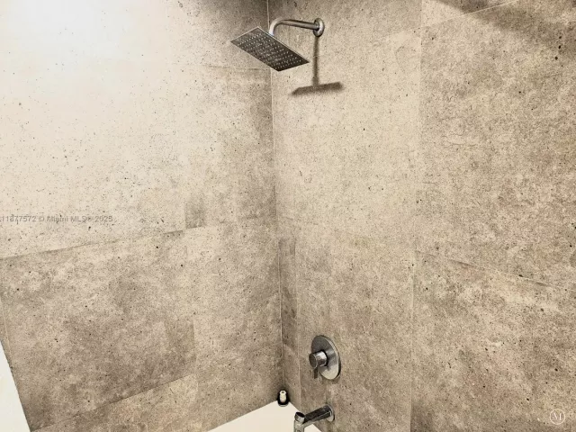 2-bedroom condo for rent in Miami Beach - 5161 Collins Ave 707 - MondialRealty