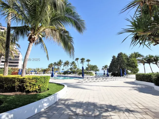 2-bedroom condo for rent in Miami Beach - 5161 Collins Ave 707 - MondialRealty