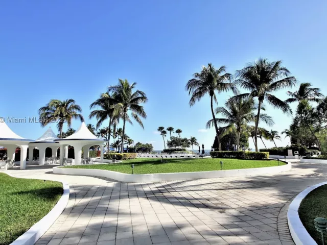 2-bedroom condo for rent in Miami Beach - 5161 Collins Ave 707 - MondialRealty
