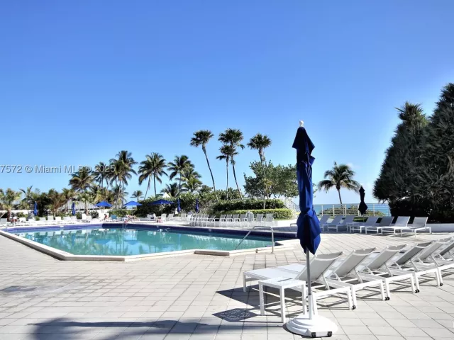 2-bedroom condo for rent in Miami Beach - 5161 Collins Ave 707 - MondialRealty