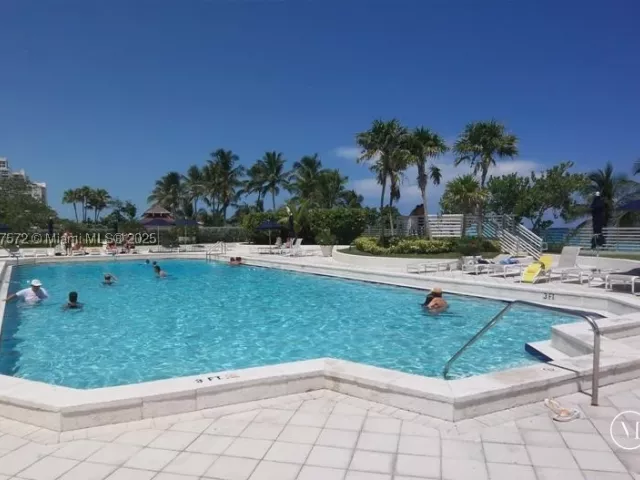 2-bedroom condo for rent in Miami Beach - 5161 Collins Ave 707 - MondialRealty