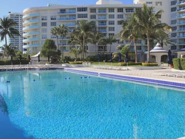 2-bedroom condo for rent in Miami Beach - 5161 Collins Ave 707 - MondialRealty
