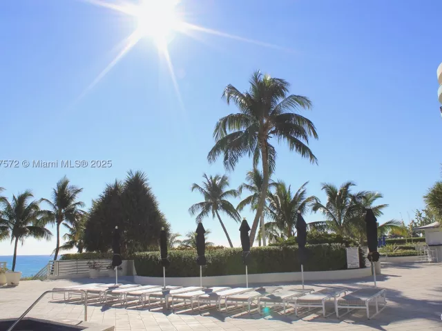 2-bedroom condo for rent in Miami Beach - 5161 Collins Ave 707 - MondialRealty
