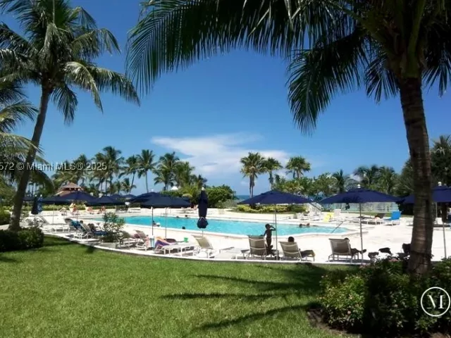 2-bedroom condo for rent in Miami Beach - 5161 Collins Ave 707 - MondialRealty