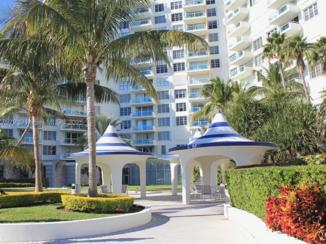 2-bedroom condo for rent in Miami Beach - 5161 Collins Ave 707 - MondialRealty