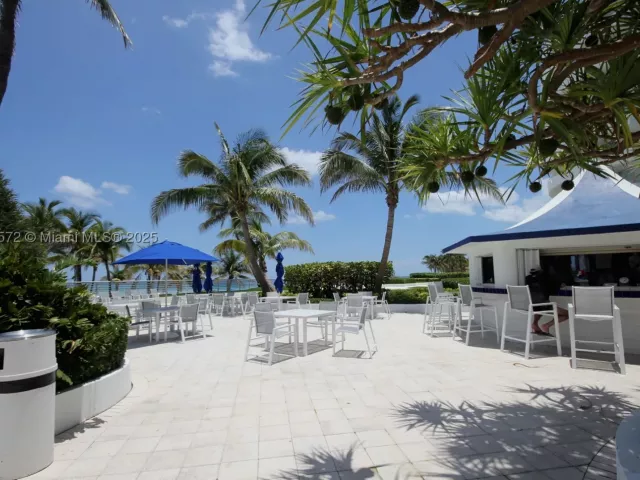 2-bedroom condo for rent in Miami Beach - 5161 Collins Ave 707 - MondialRealty