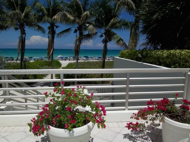 2-bedroom condo for rent in Miami Beach - 5161 Collins Ave 707 - MondialRealty