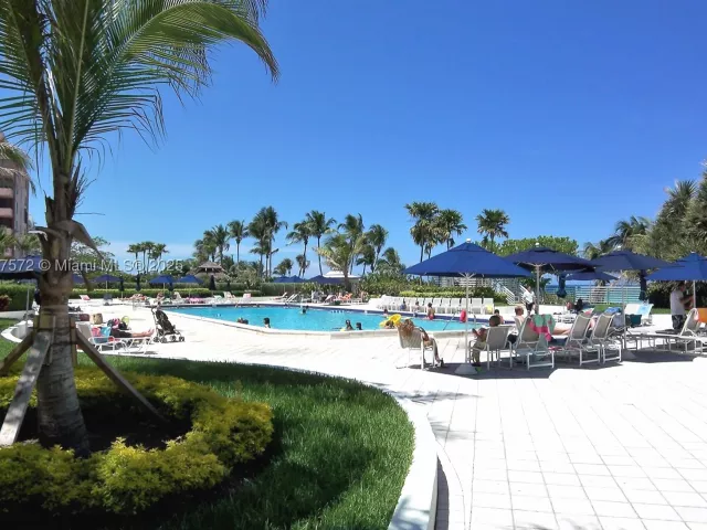 2-bedroom condo for rent in Miami Beach - 5161 Collins Ave 707 - MondialRealty