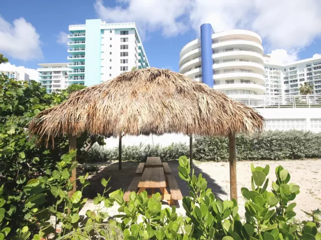 2-bedroom condo for rent in Miami Beach - 5161 Collins Ave 707 - MondialRealty