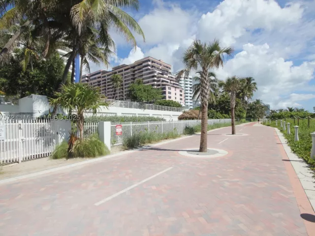 2-bedroom condo for rent in Miami Beach - 5161 Collins Ave 707 - MondialRealty