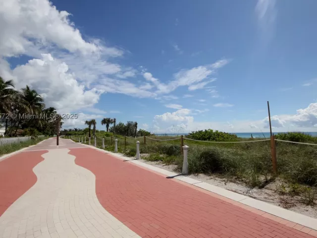2-bedroom condo for rent in Miami Beach - 5161 Collins Ave 707 - MondialRealty
