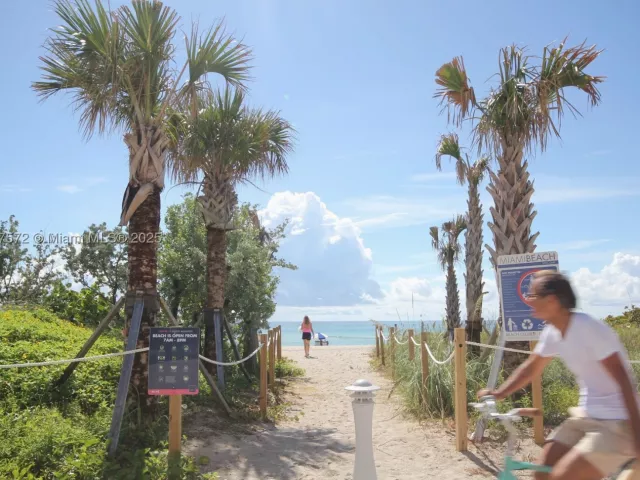 2-bedroom condo for rent in Miami Beach - 5161 Collins Ave 707 - MondialRealty