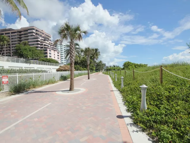 2-bedroom condo for rent in Miami Beach - 5161 Collins Ave 707 - MondialRealty
